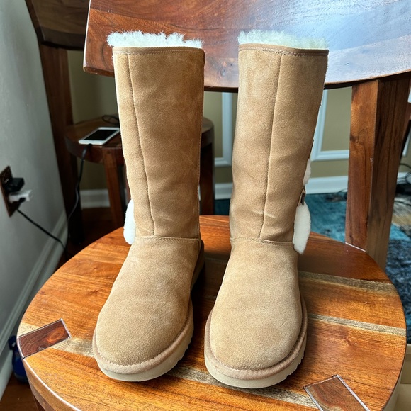 Women’s UGG Chestnut Klea Boots - Picture 11 of 16